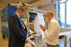 Ministr Petříček navštívil české firmy vyrábějící nanovlákna a ochranné pomůcky