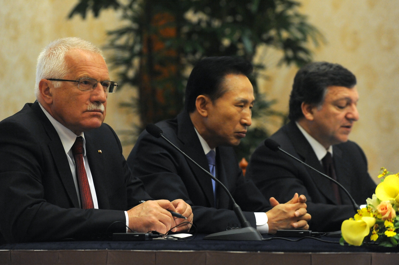 Prezident České republiky Václav Klaus, prezident Korejské republiky I Mjong-bak a předseda Evropské komise José Manuel Barroso
