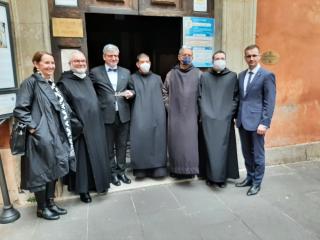 zástupci delegace s rektorem baziliky a jeho spolubratry