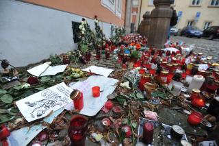 Premiér Sobotka uctil oběti teroristického útoku zápisem do kondolenční knihy. 