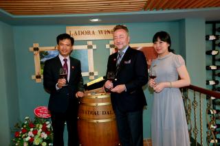 Velvyslanec Vítězslav Grepl s majitelem vinařství Ladora Winery panem Do Thanh Trung/em