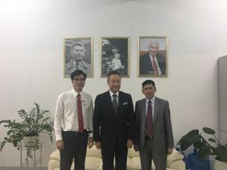 Velvyslanec Grepl s ředitelem Centra Tomáše Bati panem Phan Dao (napravo)