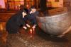Pietní zapálení svíček u památníku Svíčkové manifestace