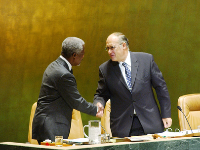 Czech President of the 57th session of the General Assembly, Jan Kavan greeted by Secretary-General Kofi Annan (9/11/2002)