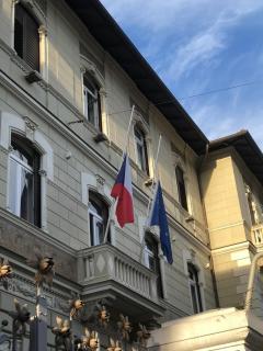 Le bandiere ammainate all'Ambasciata della Repubblica Ceca a Roma - La Repubblica Ceca esprime solidarietà all'Ucraina.