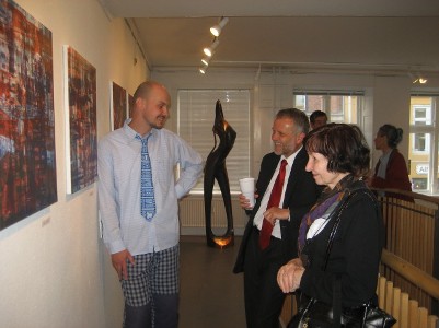 Åbningen af udstillingen (fra højre): den tjekkiske konsul Jaroslava Babanová, den tjekkiske ambassadør Zdeněk Lyčka, fotograf Jiří Zahradník.