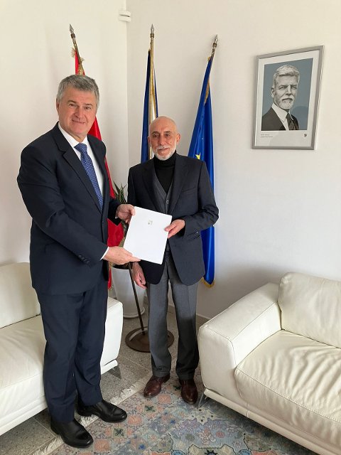 Signature du projet entre S.E.M Ladislav Škeřík et M. Mustapha Merouane, président de l'association Aghbalou Ait Ouabidallah 