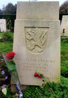 Hrob na hřbitově Chichester Cemetery navštíven 27. října 2020