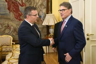 Americký ministr energetiky Perry na MZV