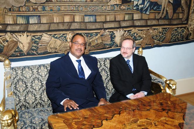 Náměstek Tomáš Dub a předseda seychelského parlamentu Patrick Herminie