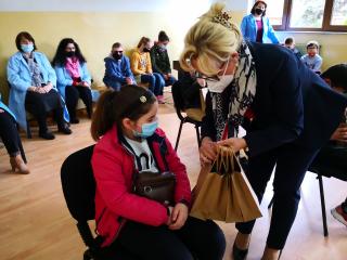 Česko předalo rozvojovou pomoc - speciální pomůcky pomohou nevidomým dětem v Kosovu