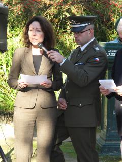 Son Excellence Madame Chatardová lors de la cérémonie d’hommage aux soldats tchécoslovaques au cimetière du Père Lachaise à Paris.