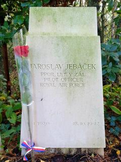 Hrob na vojenském hřbitově v Brookwoodu navštíven 5. října 2020