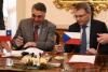 Ministr Lubomír Zaorálek a chilský náměstek zahraničí Edgardo Riveros podepsali dohodu mezi ČR a Chile o pracovní dovolené