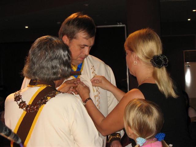 Manželka Jana pomáhá s připnutím odznaku Řádu