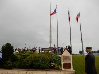  Hlavní ceremonie u Československo-francouzského památníku v Darney. 